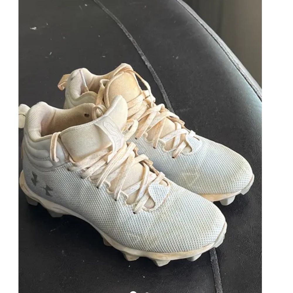 Youth baseball cleats